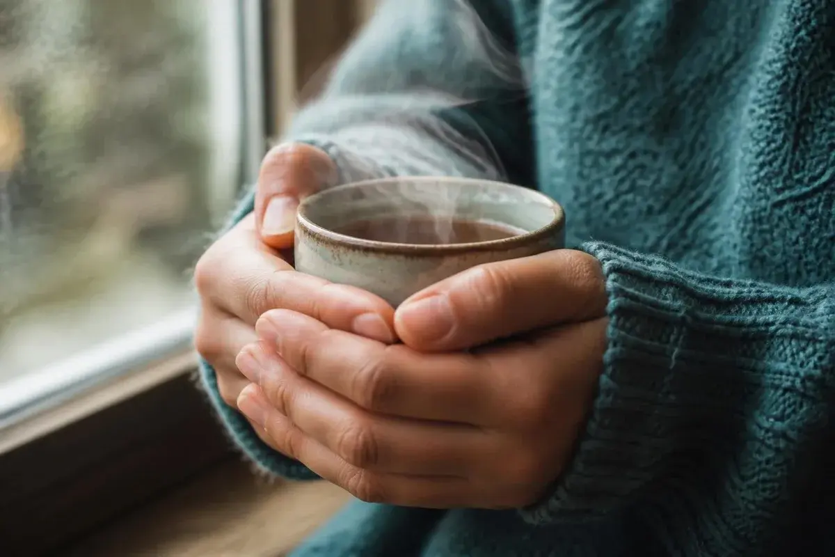 Easy mindfulness tips for beginners: drinking tea with full attention